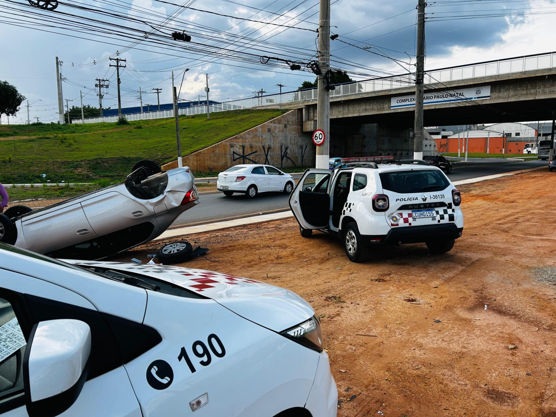 Carro capota na Avenida Campinas, em Limeira