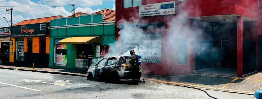 Carro fica completamente destruído após pegar fogo na Boa Vista em Limeira