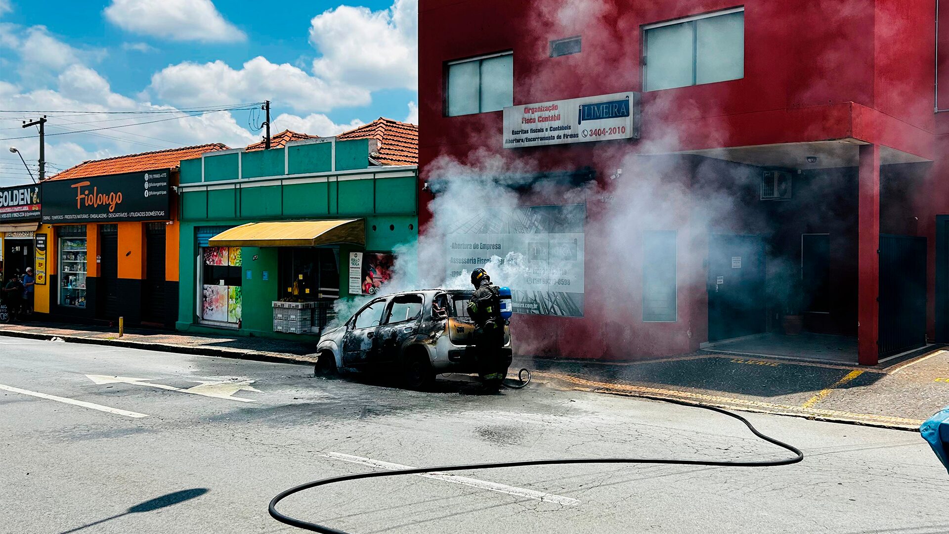 Carro fica completamente destruído após pegar fogo na Boa Vista em Limeira