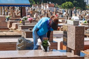 Cemitérios Saudade I e II recebem ação de prevenção à dengue em Limeira