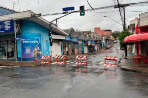 Chuva causa interdição na Rua Barão de Cascalho nesta sexta em Limeira