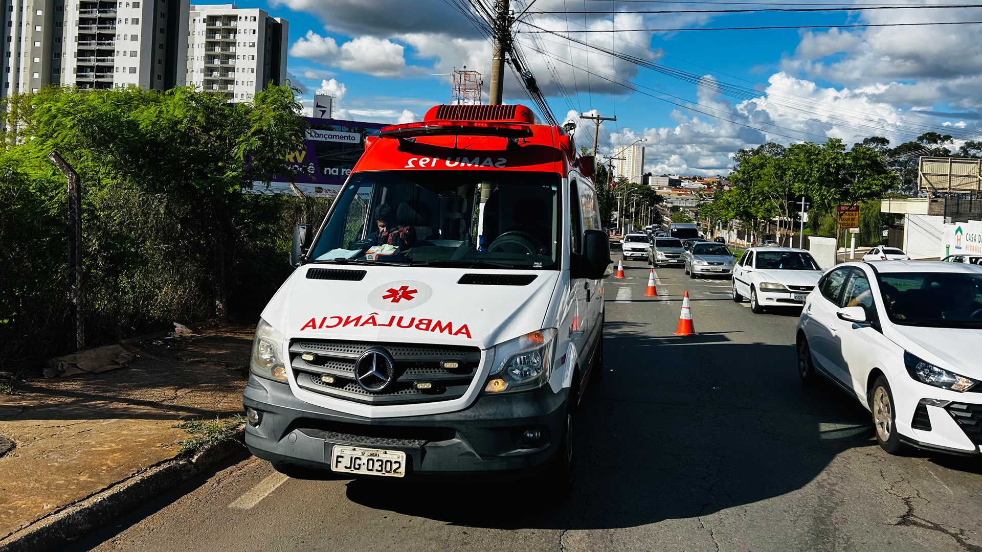 Colisão entre duas motos deixa mulher ferida na Av. Lauro Corrêa, em Limeira