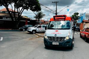 Colisão entre moto e carro deixa casal ferido na Av. Cônego Manoel Alves