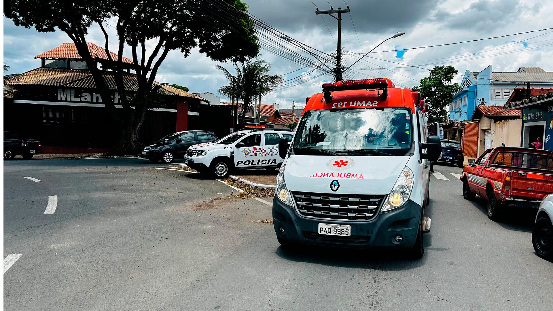 Colisão entre moto e carro deixa casal ferido na Av. Cônego Manoel Alves