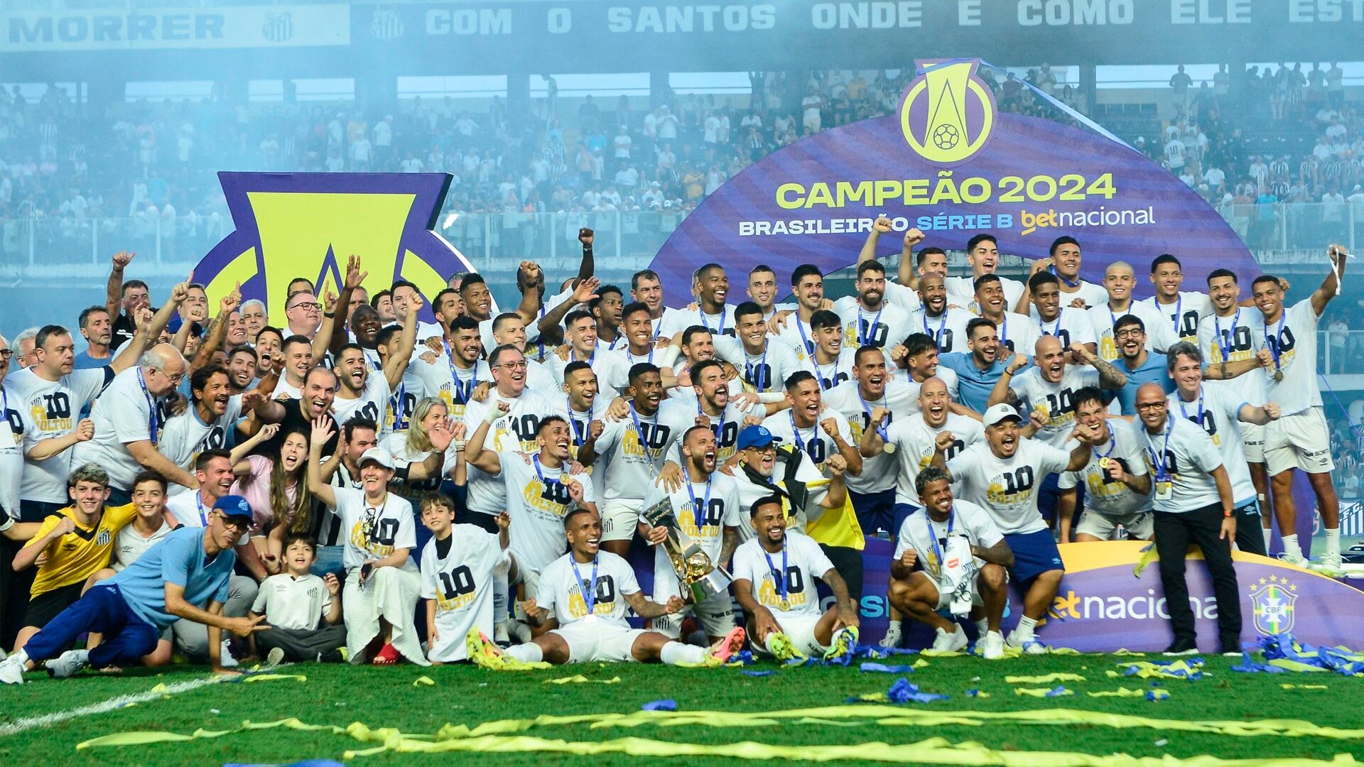 Com a taça, jogadores do Santos comemoram título da Série B