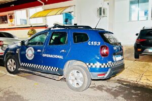 Com medida protetiva, idosa acolhe marido durante chuva e ele se recusa a ir embora