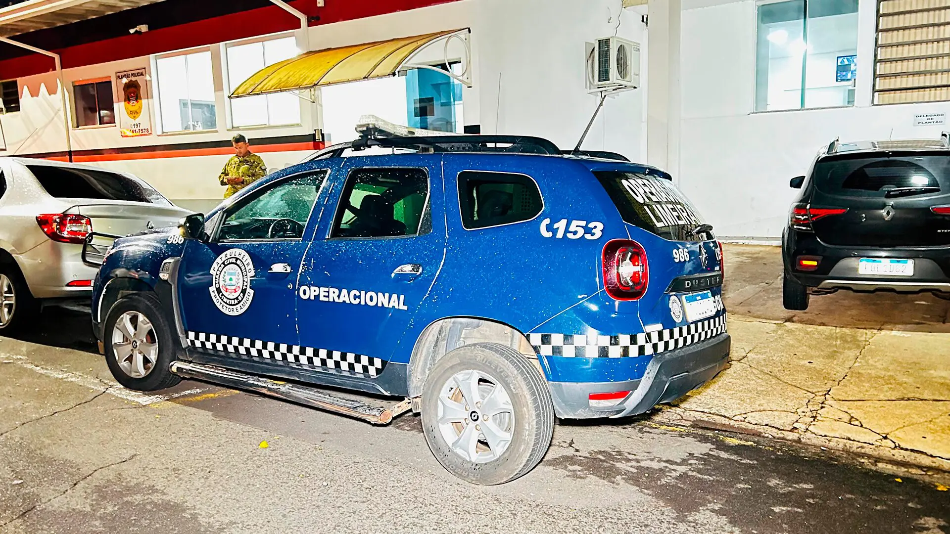 Com medida protetiva, idosa acolhe marido durante chuva e ele se recusa a ir embora