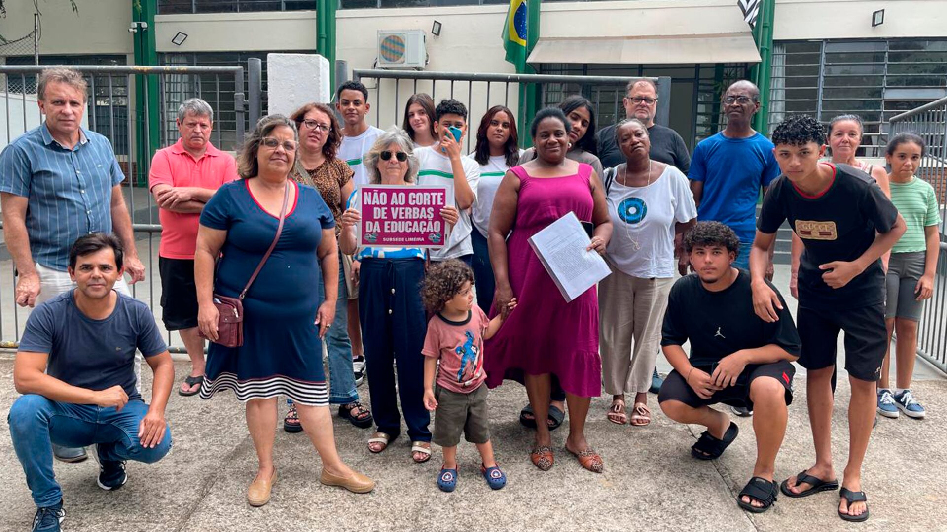 Comunidade protesta contra fechamento do período noturno no Ary Leite, em Limeira