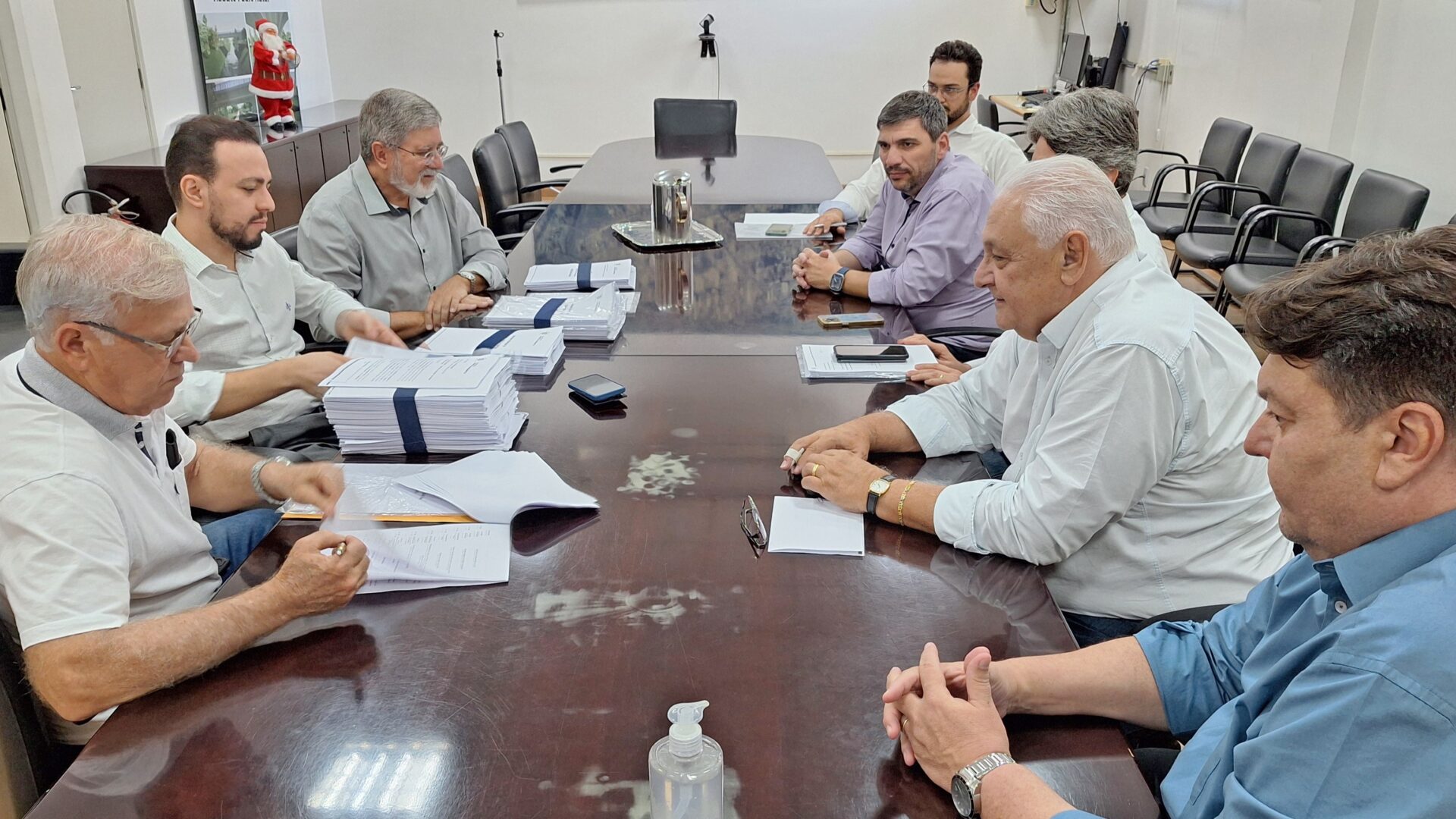 Equipes de transição de governo realizam reunião com entrega de documentos