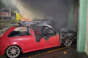 Fogo em veículos câmeras de segurança mostram homem cometendo o crime em Limeira