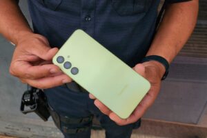 GCM de Limeira prende suspeito de roubo de celular e receptador