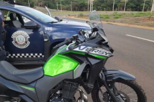 GCM de Limeira recupera moto furtada em área verde