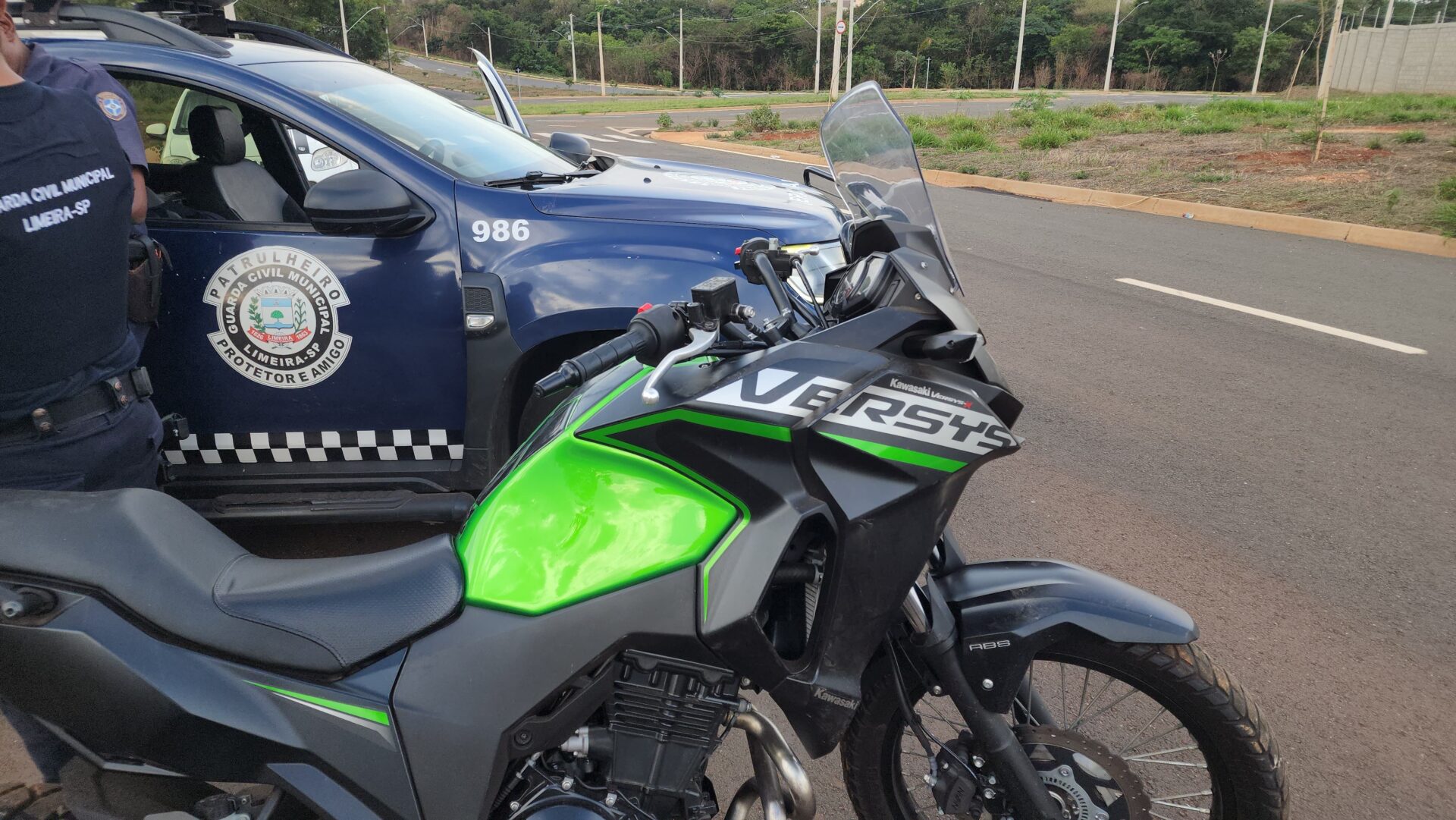 GCM de Limeira recupera moto furtada em área verde