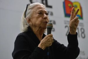 Guinness premia Fernanda Montenegro por recorde de público em leitura