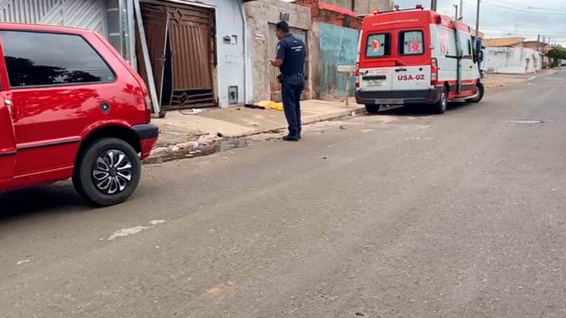 Homem em surto é contido após danificar portão e veículo em Limeira