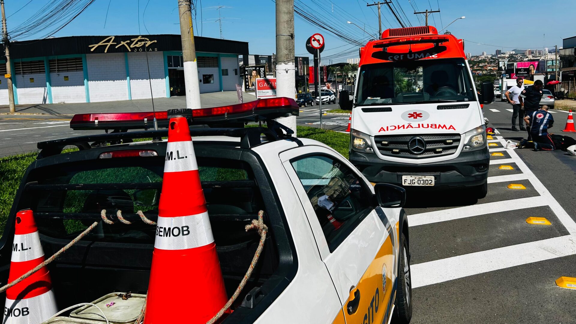 Homem fica ferido após acidente entre moto e caminhão na Av. Costa e Silva