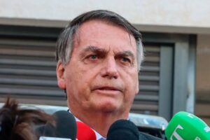 Indiciado, Bolsonaro diz que Moraes “faz tudo o que não diz a lei”