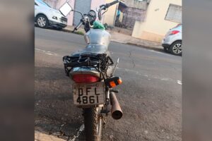 Jovem é preso conduzindo moto com placa artesanal em Limeira