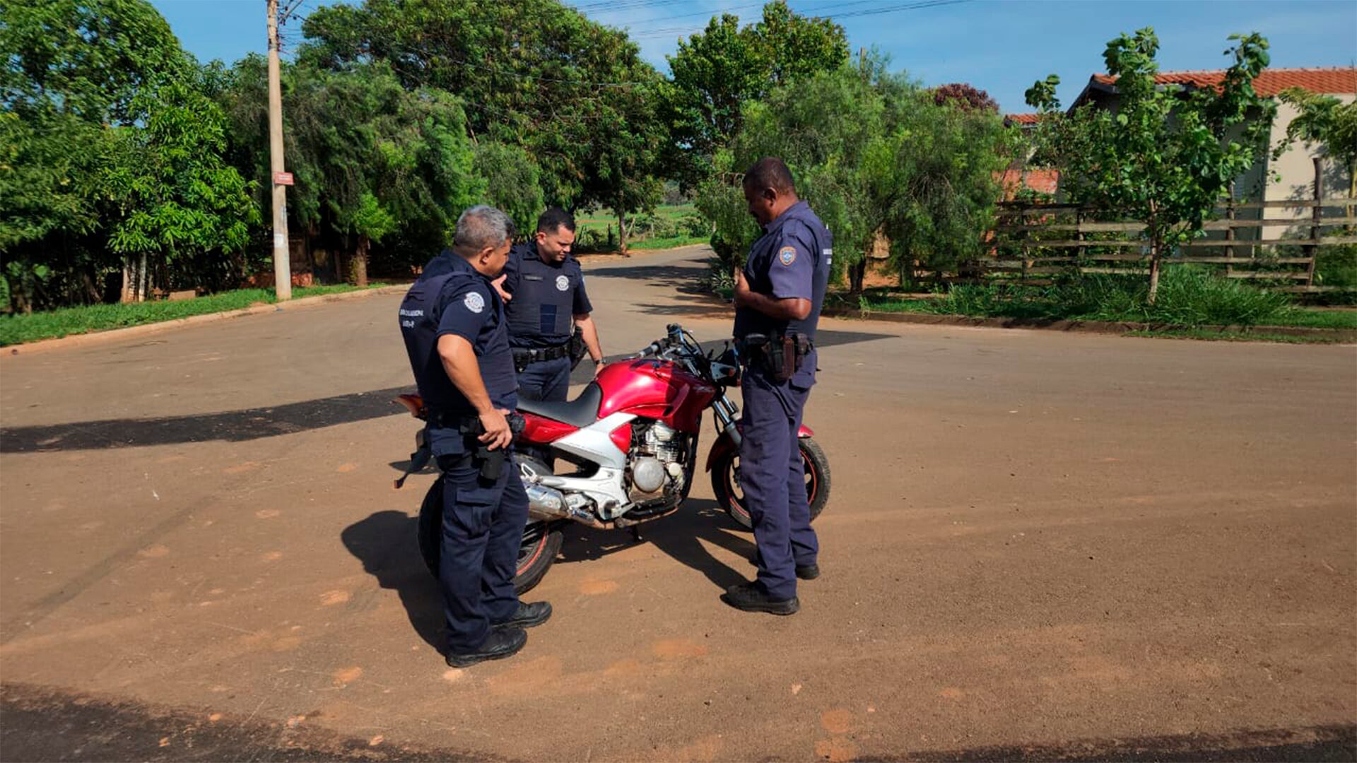 Motocicleta roubada é encontrada em área verde no bairro Geada, em Limeira