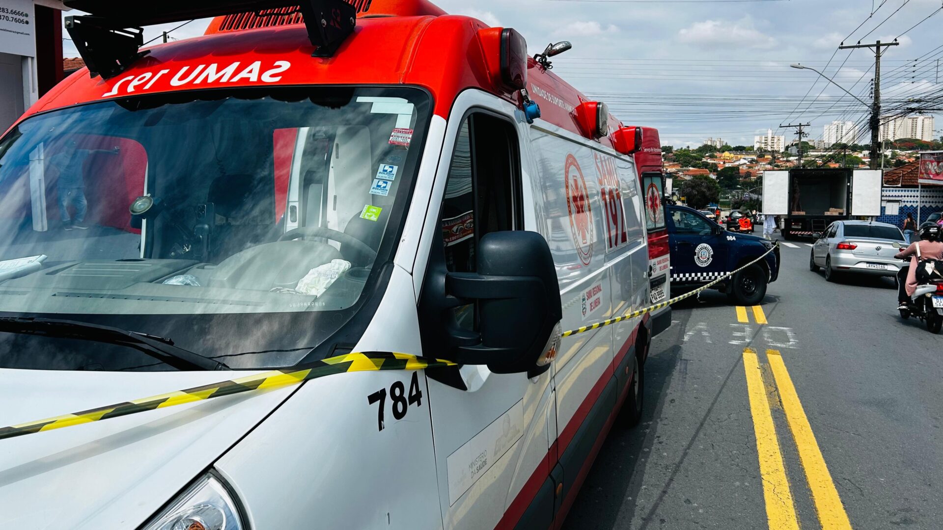 Motociclista desvia de veículo parado, atinge muro e morre na Rua Pedro Elias