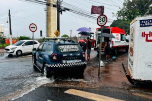 Motociclista é atingido por van e arremessado contra muro em Limeira