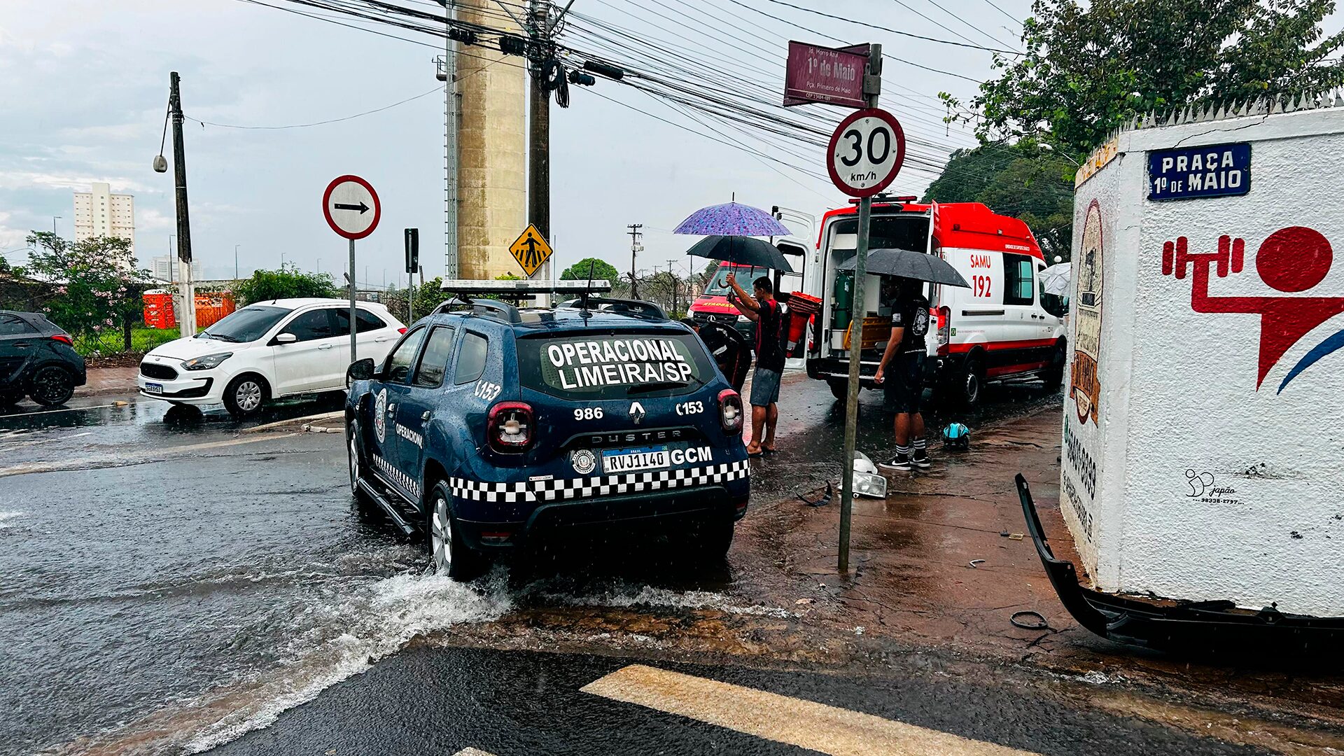 Motociclista é atingido por van e arremessado contra muro em Limeira