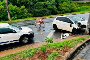 Motorista atinge poste e trecho do Anel Viário fica interditado, em Limeira