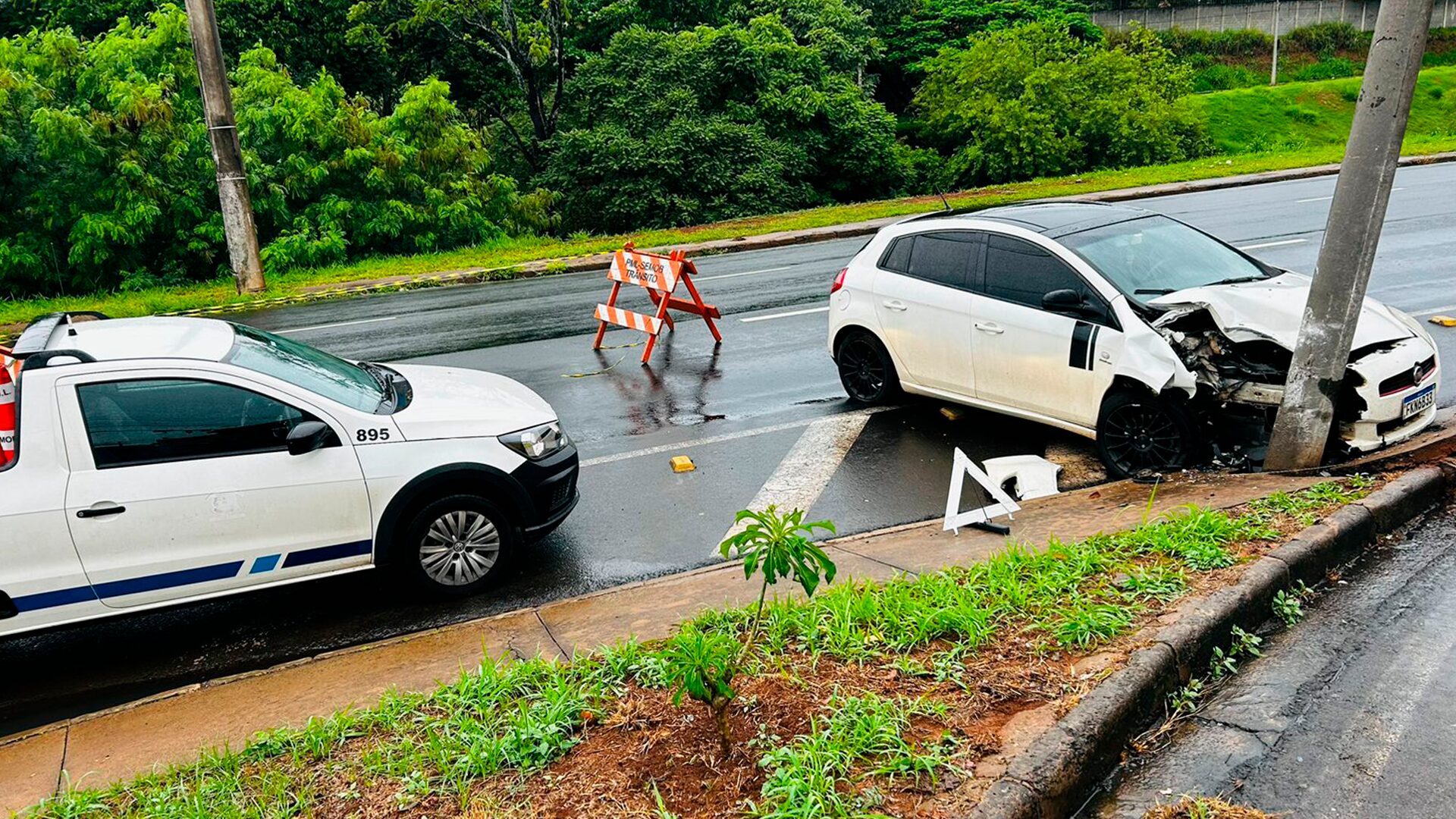 Motorista atinge poste e trecho do Anel Viário fica interditado, em Limeira