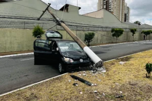 Motorista perde controle e bate em poste no Parque Avenida em Limeira 