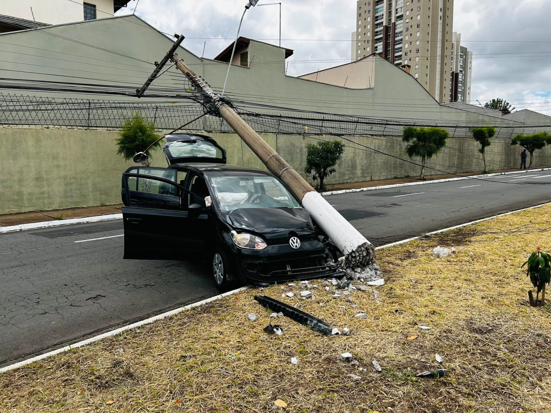 Motorista perde controle e bate em poste no Parque Avenida em Limeira 