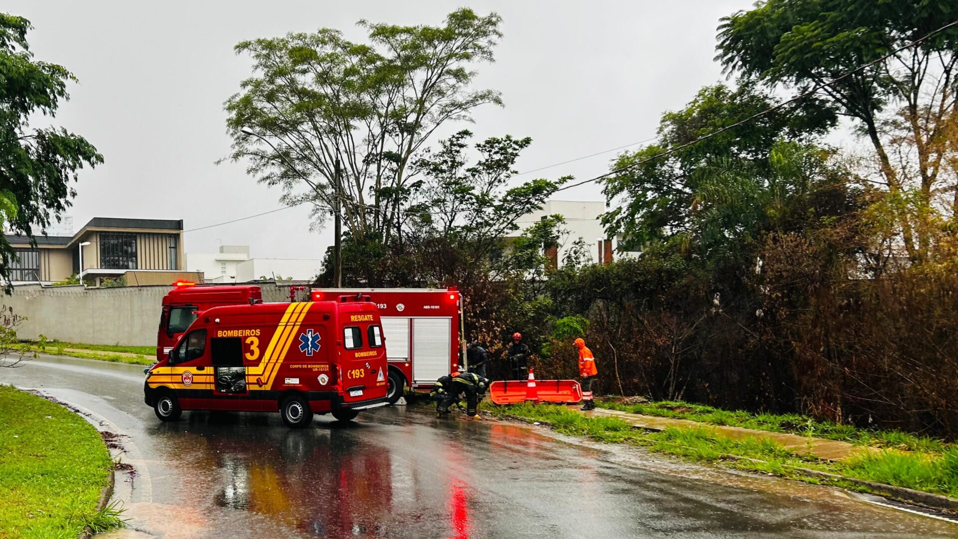 Mulher capota carro em rotatória do Parque Avenida, em Limeira