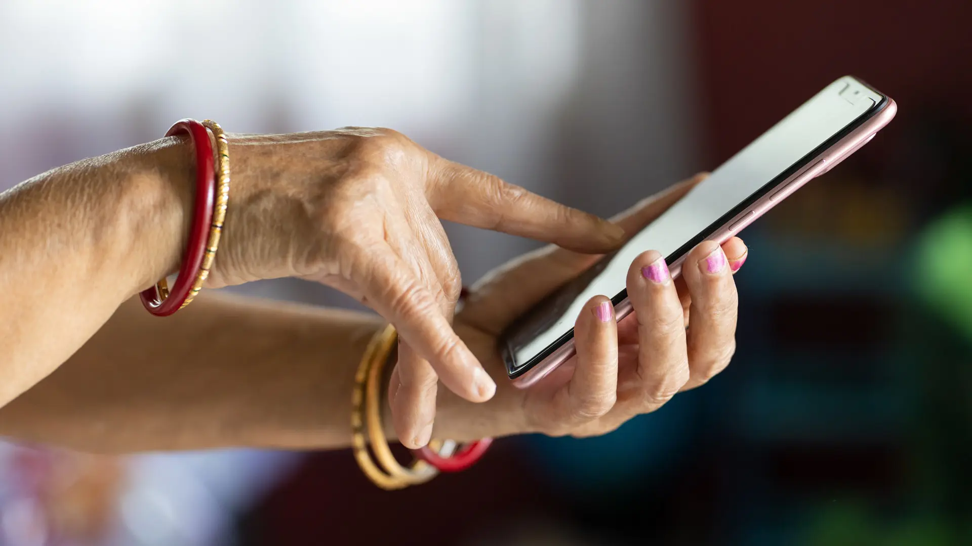 Mulher perde R$ 1,9 mil ao acreditar que falava com filho no WhatsApp
