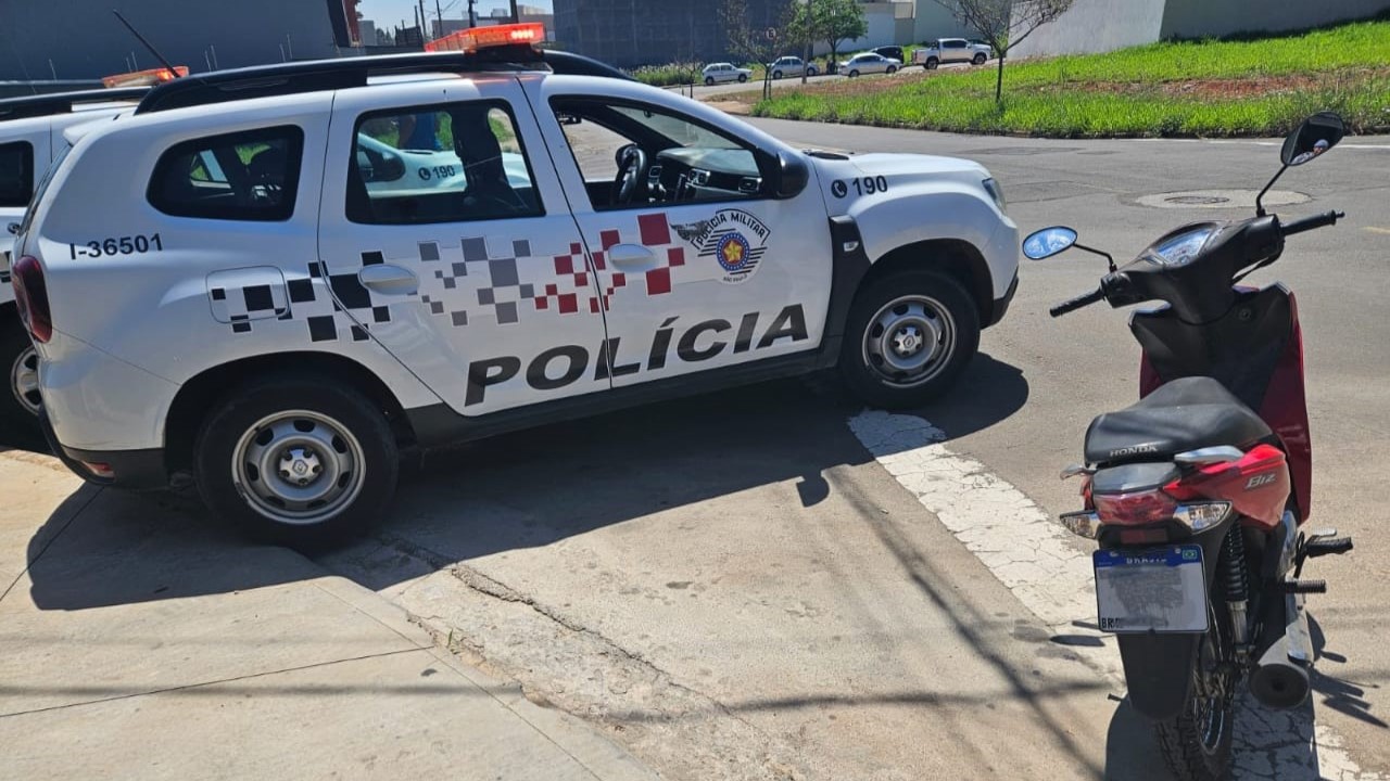 PM recupera moto furtada em Limeira e dois são presos