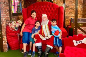 Papai Noel atende crianças e famílias na Estação dos Sonhos no Limeira Shopping