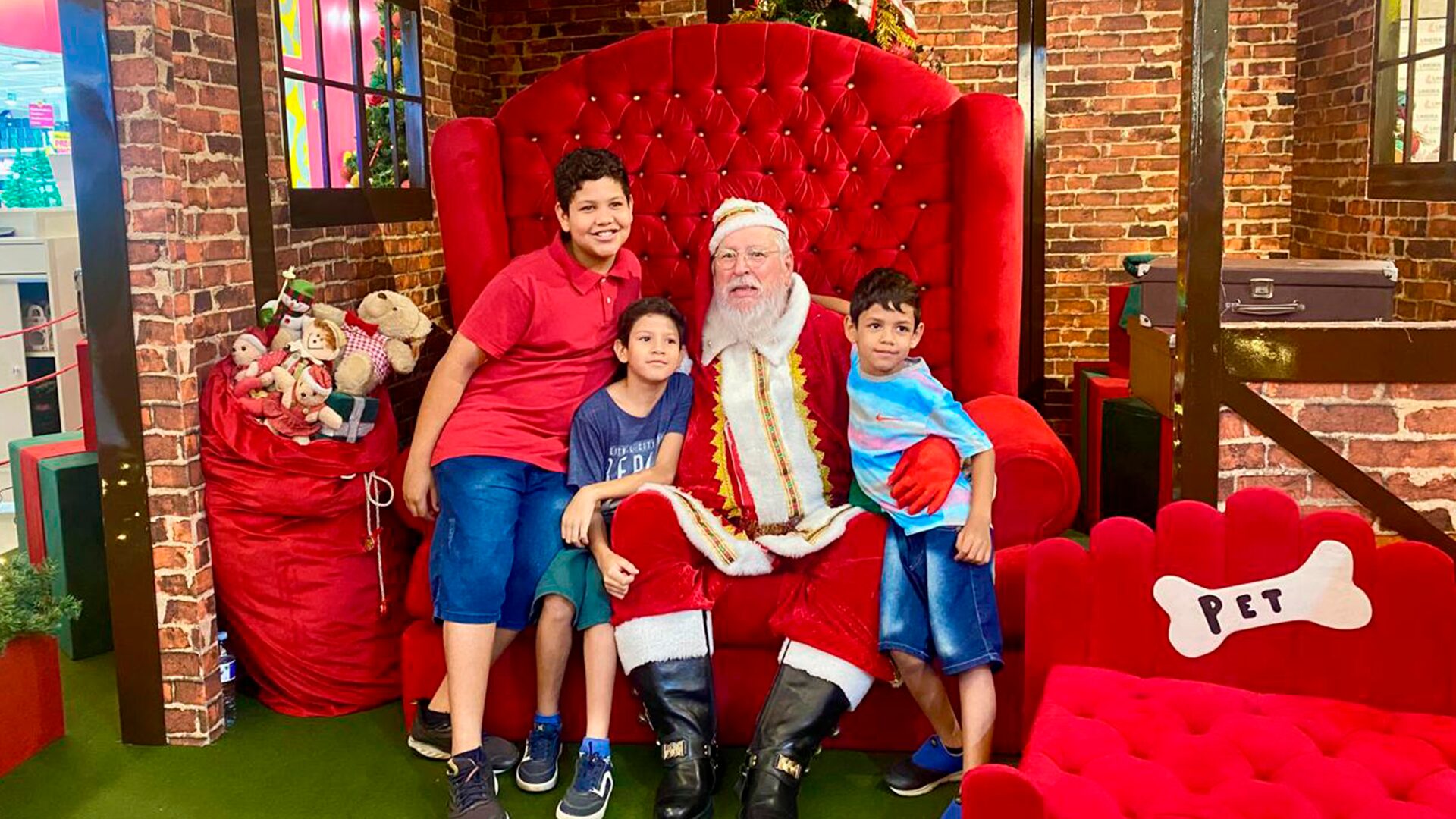 Papai Noel atende crianças e famílias na Estação dos Sonhos no Limeira Shopping