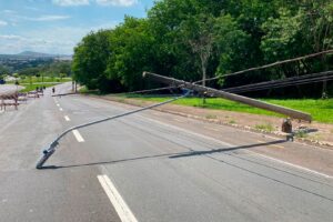 Postes que estavam danificados tombam e interditam Anel Viário, em Limeira