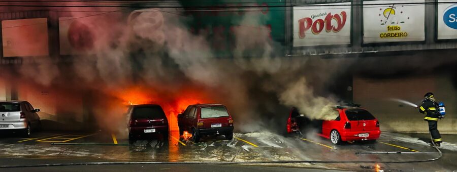 Quatro veículos são incendiados em frente a supermercado de Limeira