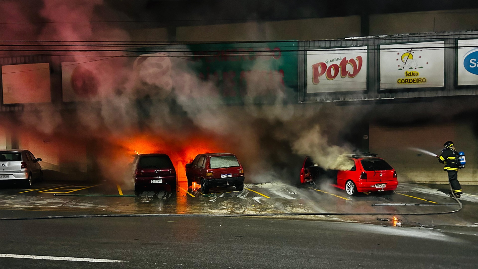 Quatro veículos são incendiados em frente a supermercado de Limeira