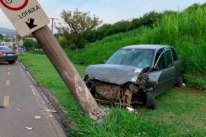 Sem CNH, mulher colide contra poste no Anel Viário, em Limeira