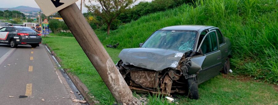 Sem CNH, mulher colide contra poste no Anel Viário, em Limeira