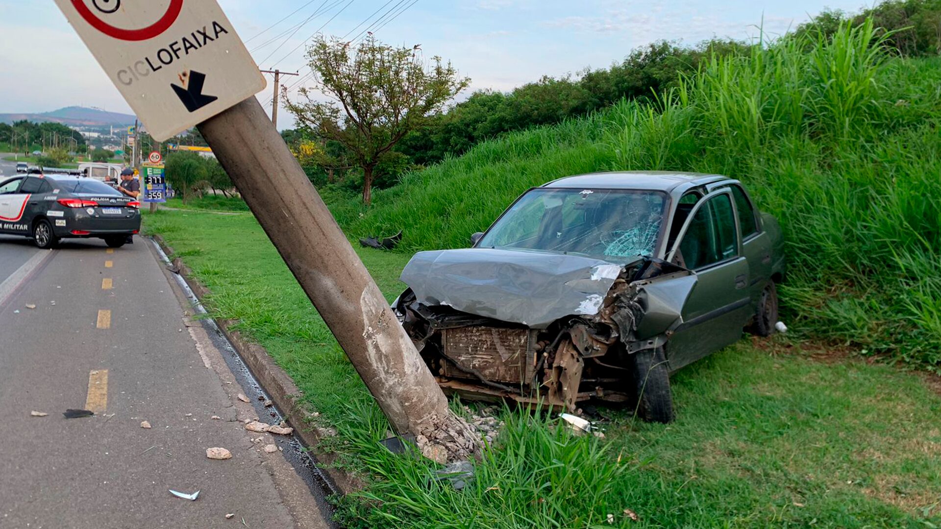 Sem CNH, mulher colide contra poste no Anel Viário, em Limeira