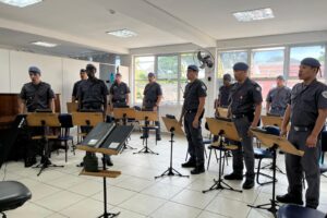 Tratamento musical coral da PM visita pacientes em tratamento oncológico