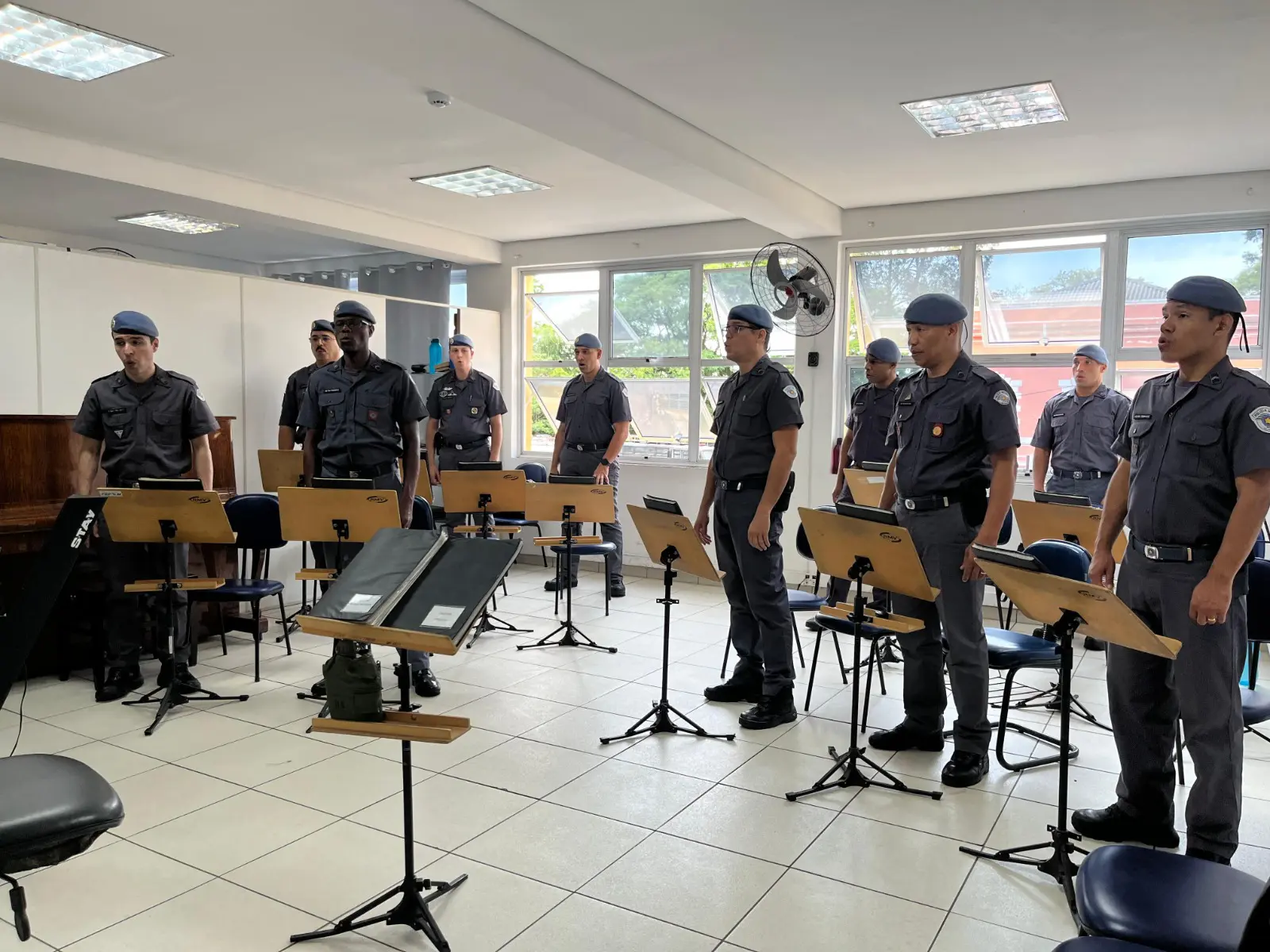 Tratamento musical coral da PM visita pacientes em tratamento oncológico