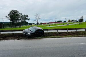 Veículo atinge defensa metálica na Limeira-Engenheiro Coelho