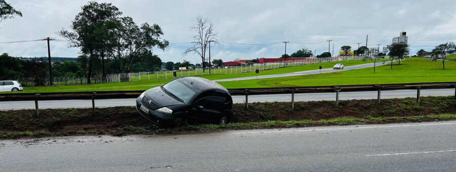 Veículo atinge defensa metálica na Limeira-Engenheiro Coelho