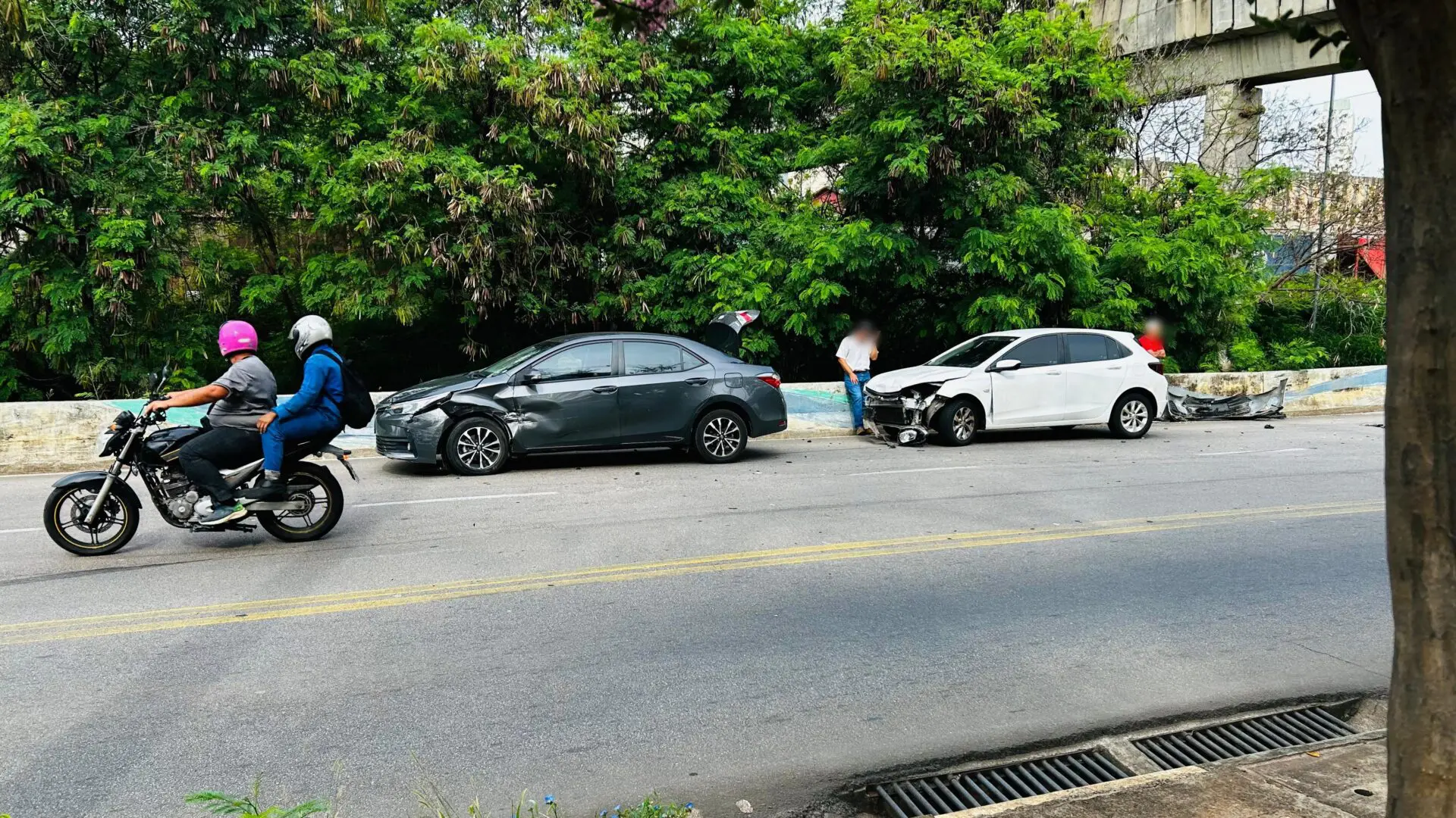 Acidente entre dois carros é registrado na Marginal Tatu, em Limeira