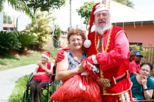 Árvore dos Sonhos leva o espírito de Natal a idosos abrigados