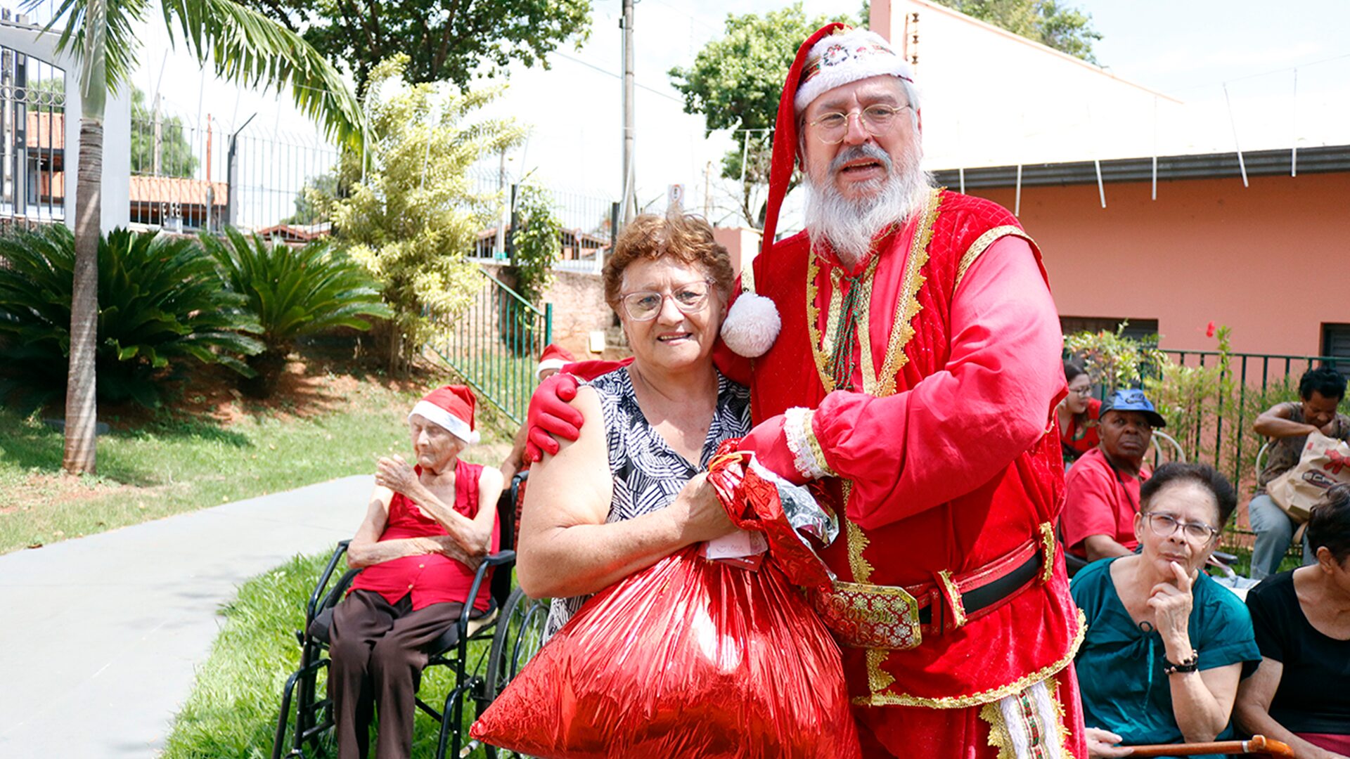 Árvore dos Sonhos leva o espírito de Natal a idosos abrigados