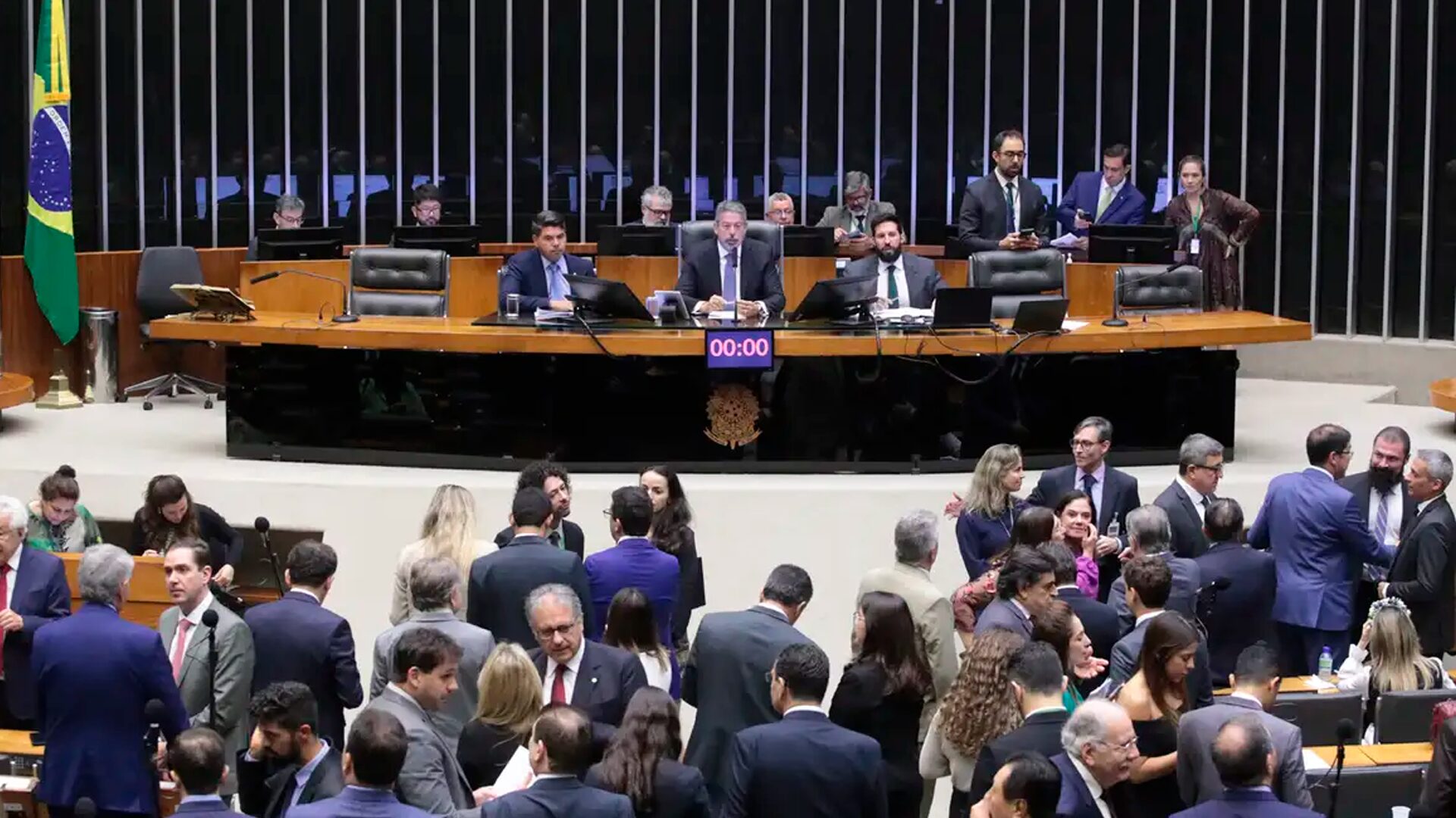 Câmara rejeita mudanças do Senado e aprova reforma tributária