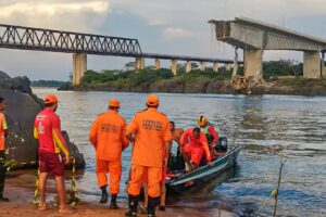 Chega a oito o número de mortes confirmadas após queda de ponte